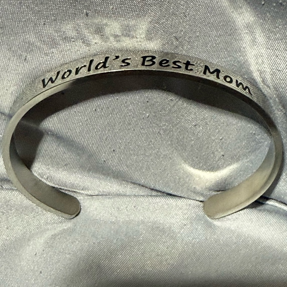 Silver Toned 'World's Best Mom' Bracelet